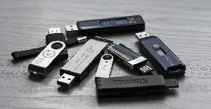 El conector USB cumple 25 años: repasamos su historia
