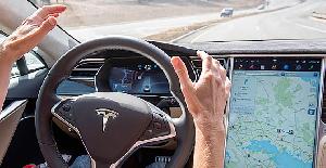 Elon Musk presume sobre la IA de Tesla, pero la conducción autónoma de la compañía recibe un nuevo revés